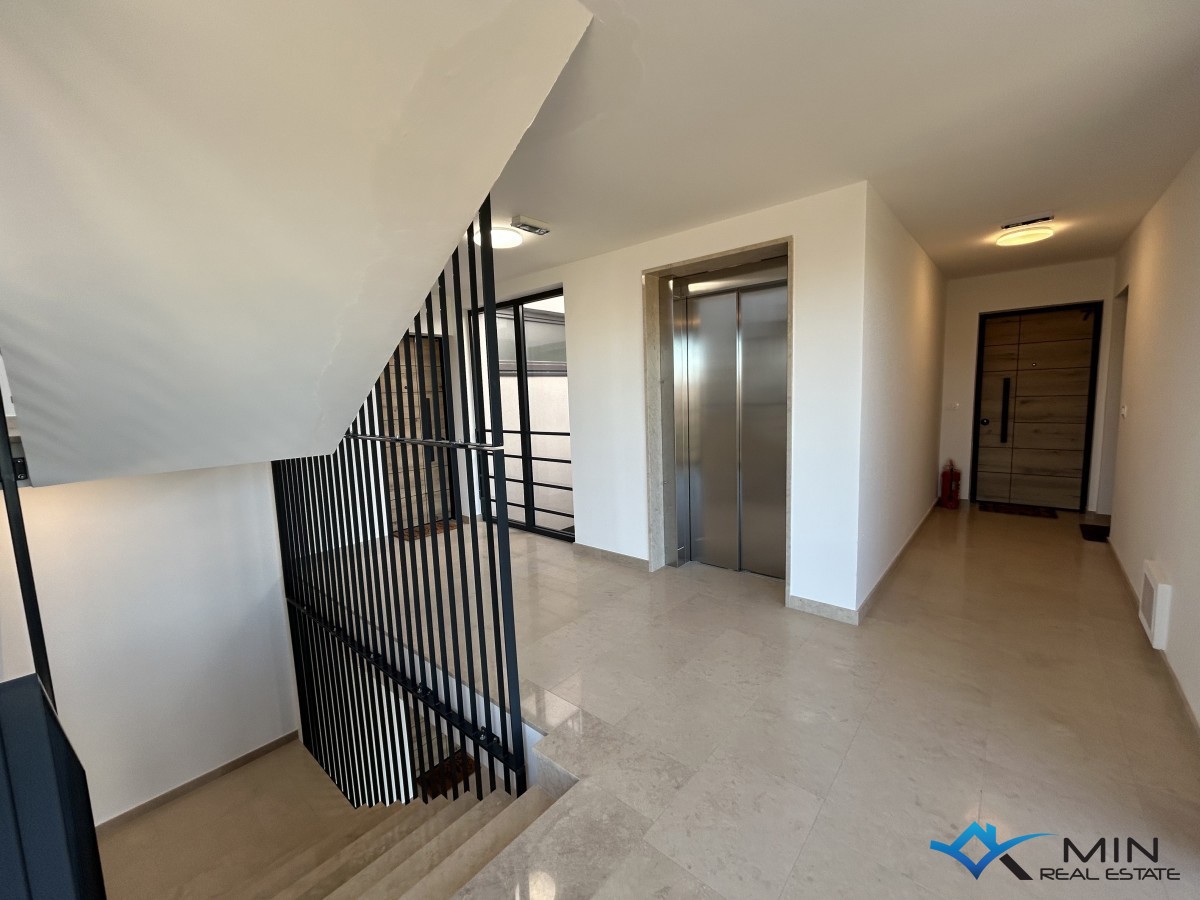 Appartamento con terrazza sul tetto e vista panoramica sul mare a Cittanova