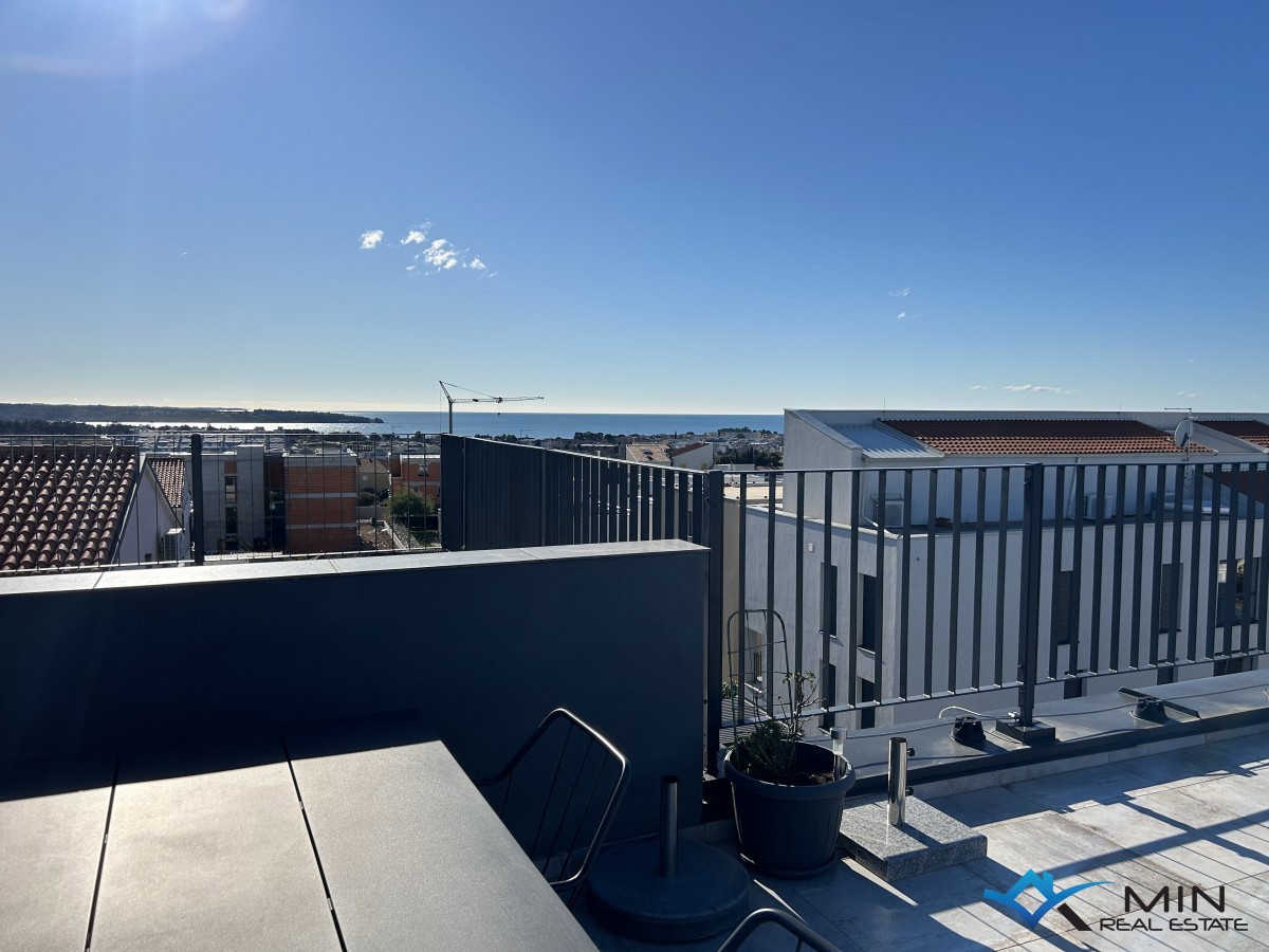 Appartamento con terrazza sul tetto e vista panoramica sul mare a Cittanova