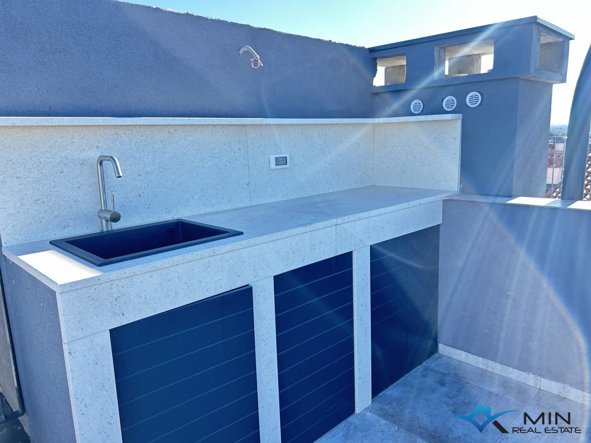 Appartamento con terrazza sul tetto e vista panoramica sul mare a Cittanova