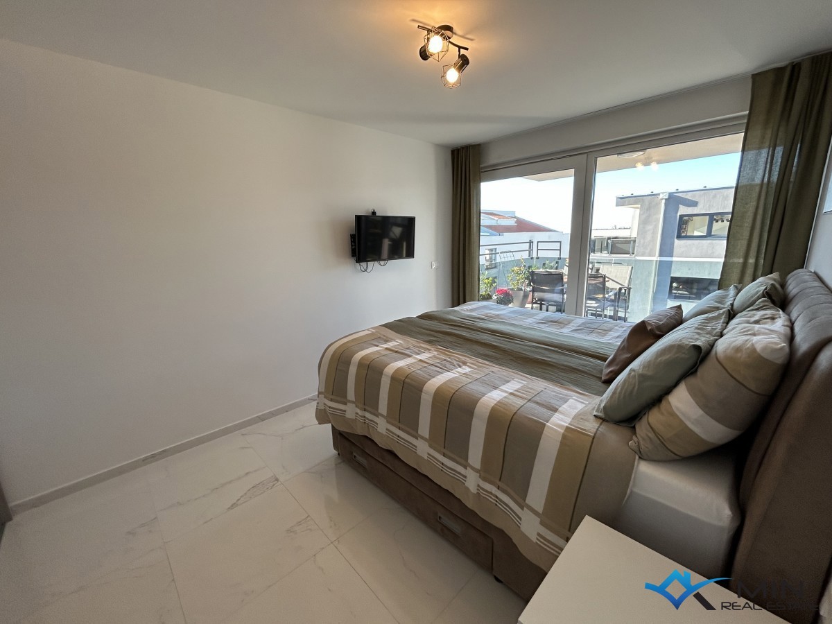 Appartamento con terrazza sul tetto e vista panoramica sul mare a Cittanova