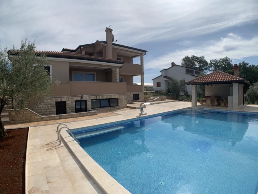 Spaziosa casa con piscina e 3 APP a Cittanova