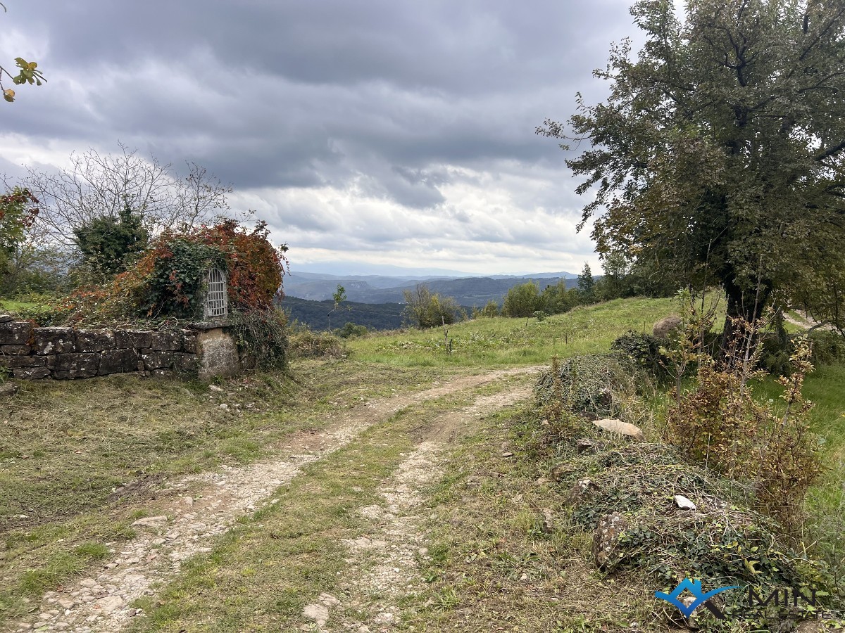 Casa istriana in pietra da ristrutturare vicino a Pinguente