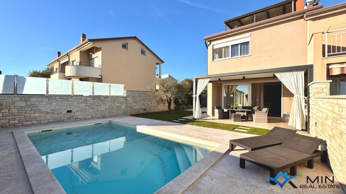 Bella casa con piscina e vista mare - Cittanova