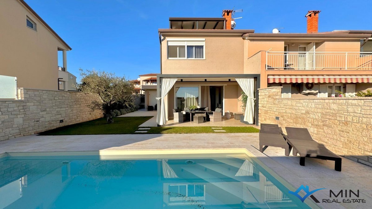 Bella casa con piscina e vista mare - Cittanova