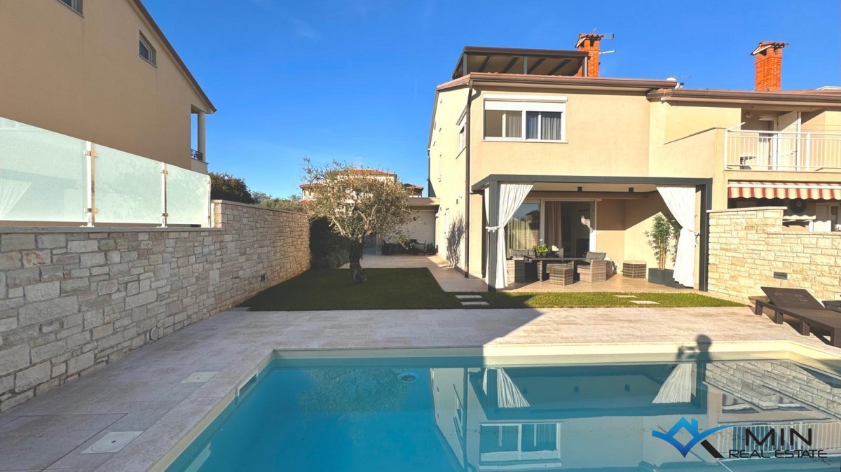 Bella casa con piscina e vista mare - Cittanova