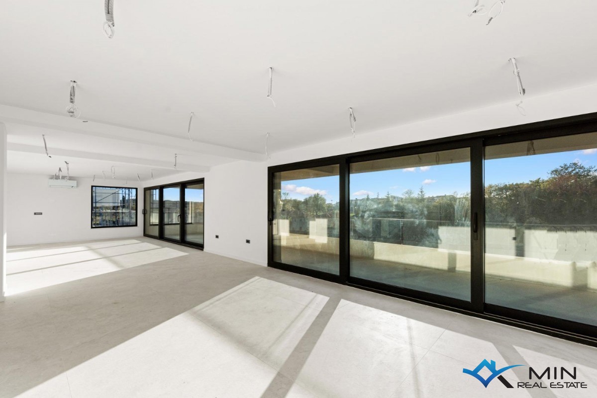 Grazioso attico con terrazza sul tetto nelle vicinanze di Parenzo