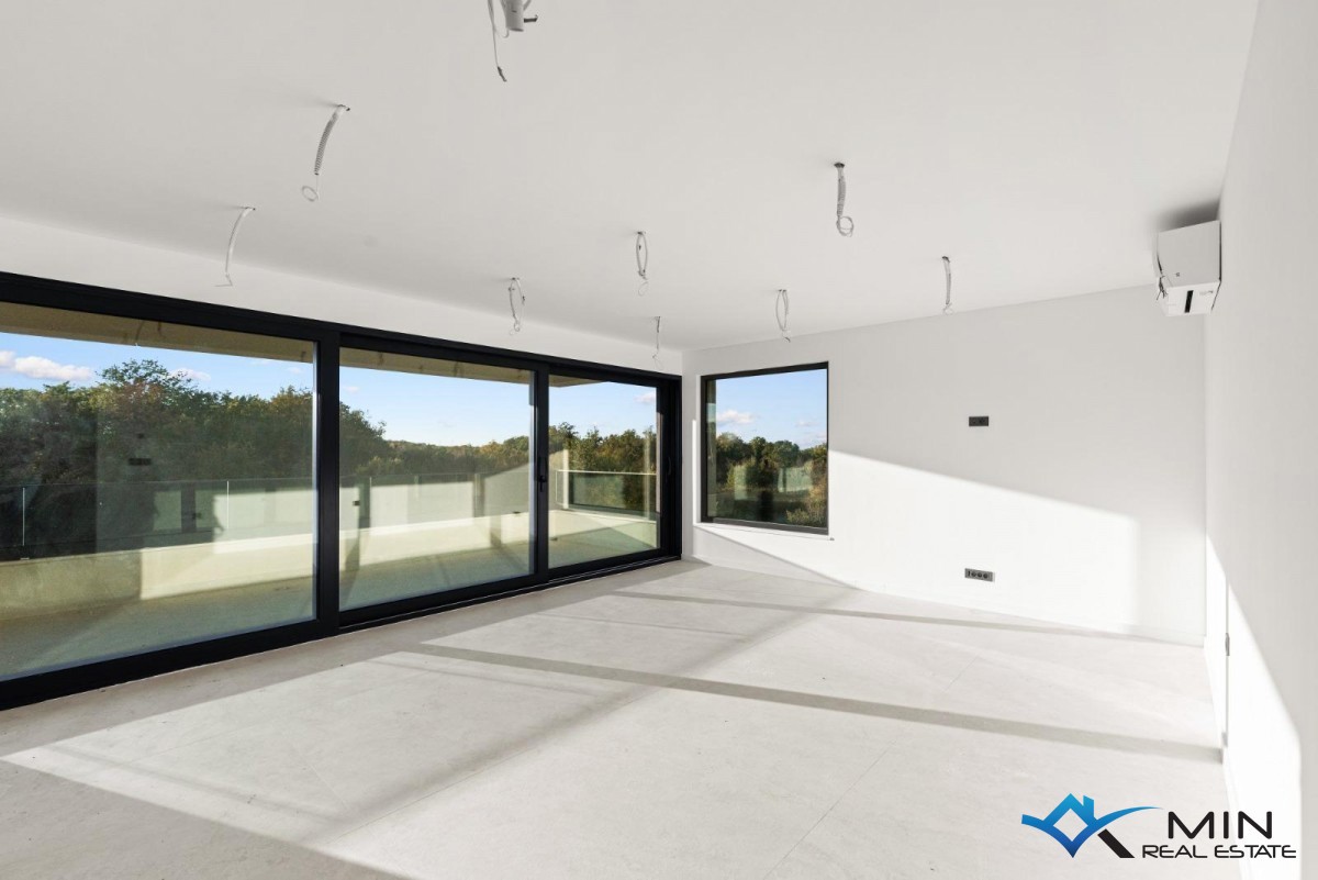 Grazioso attico con terrazza sul tetto nelle vicinanze di Parenzo