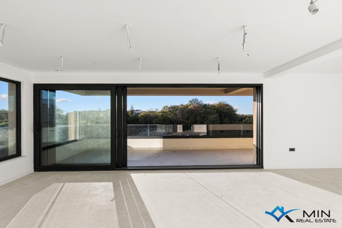 Grazioso attico con terrazza sul tetto nelle vicinanze di Parenzo