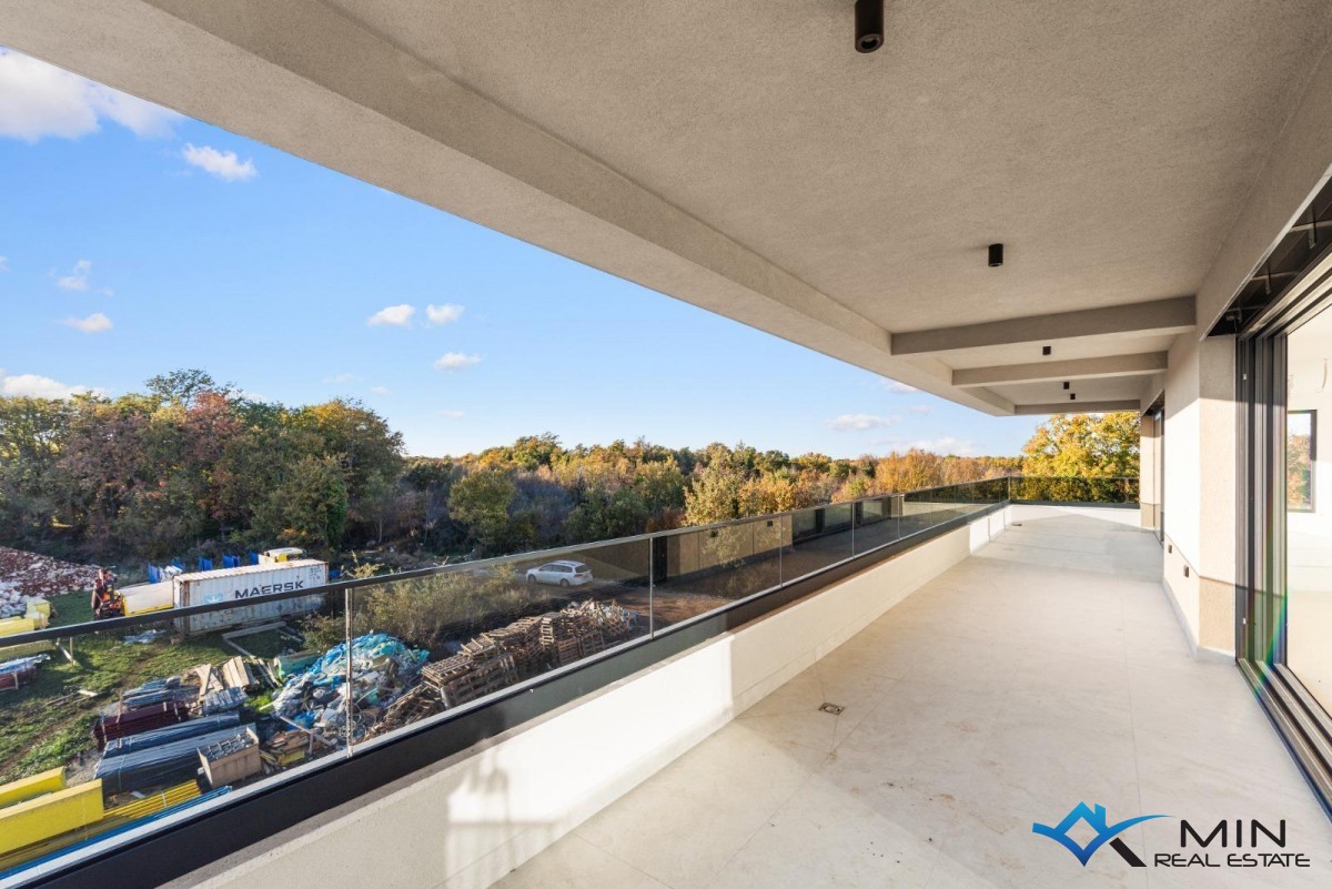 Grazioso attico con terrazza sul tetto nelle vicinanze di Parenzo