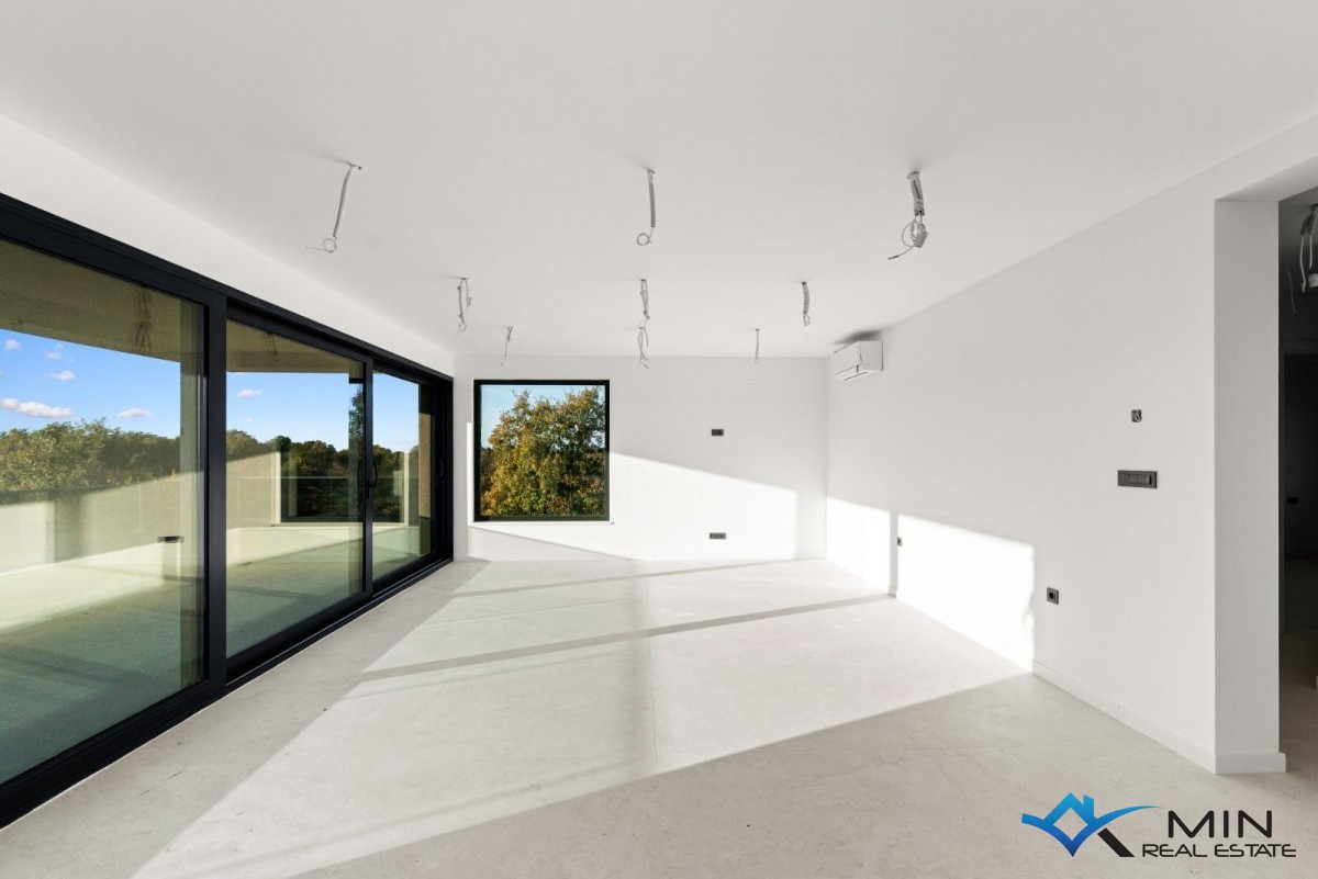 Grazioso attico con terrazza sul tetto nelle vicinanze di Parenzo