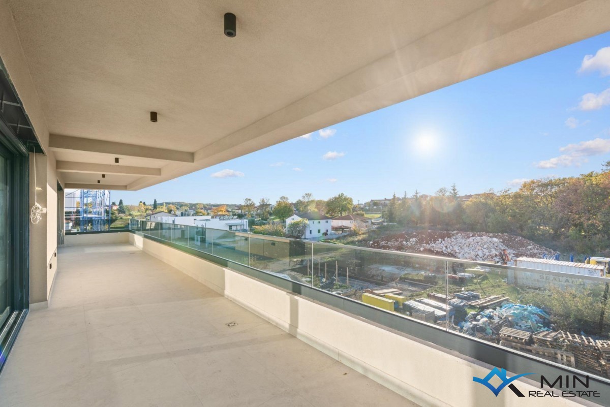 Grazioso attico con terrazza sul tetto nelle vicinanze di Parenzo