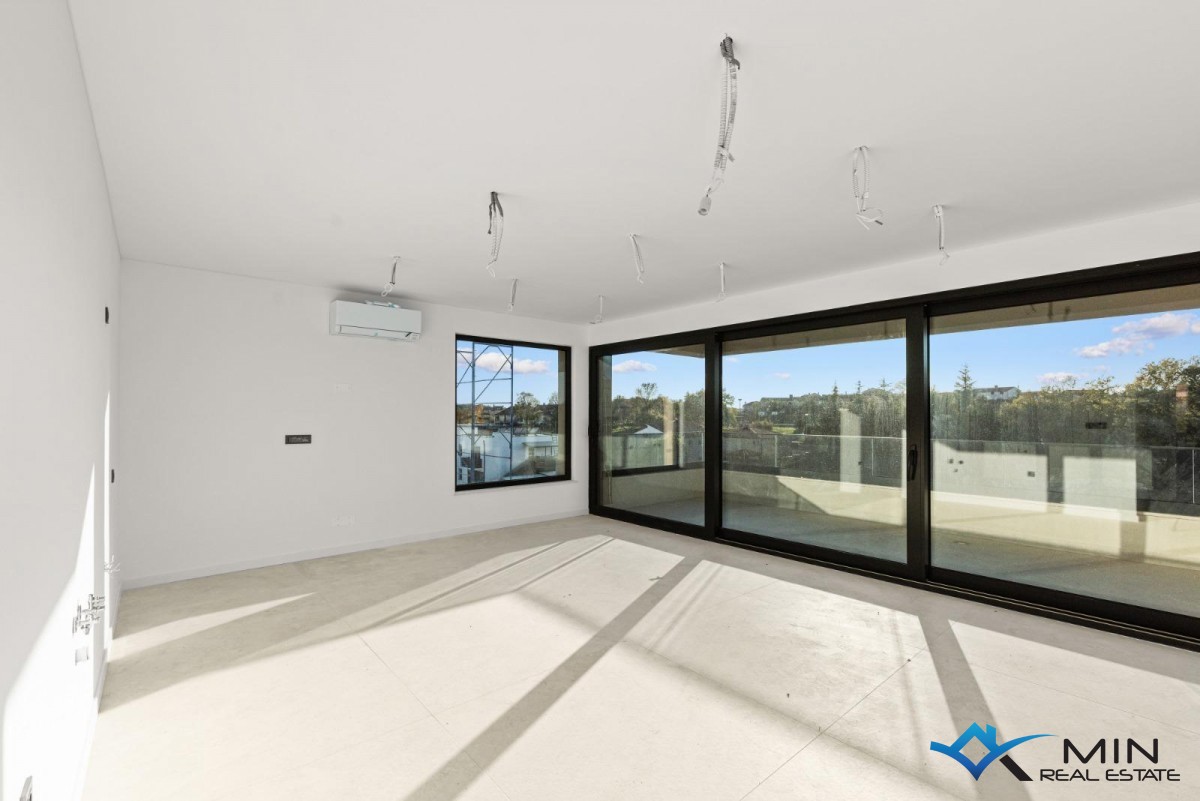 Grazioso attico con terrazza sul tetto nelle vicinanze di Parenzo