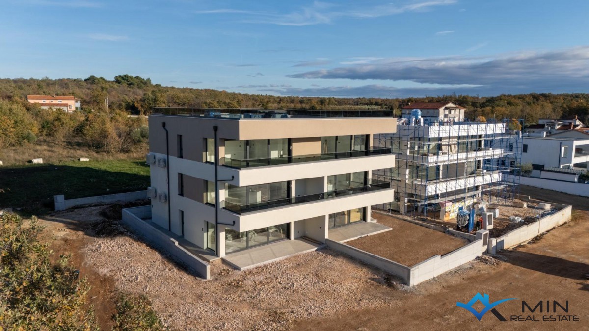 Grazioso attico con terrazza sul tetto nelle vicinanze di Parenzo