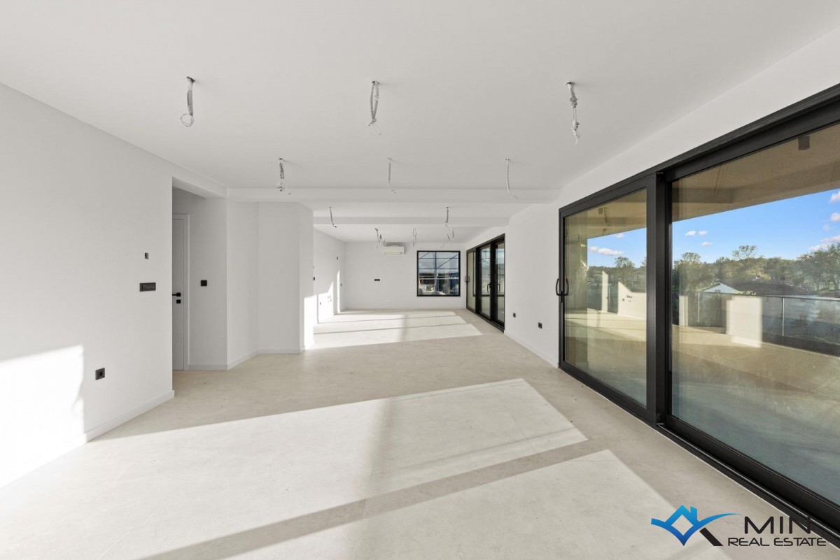 Grazioso attico con terrazza sul tetto nelle vicinanze di Parenzo