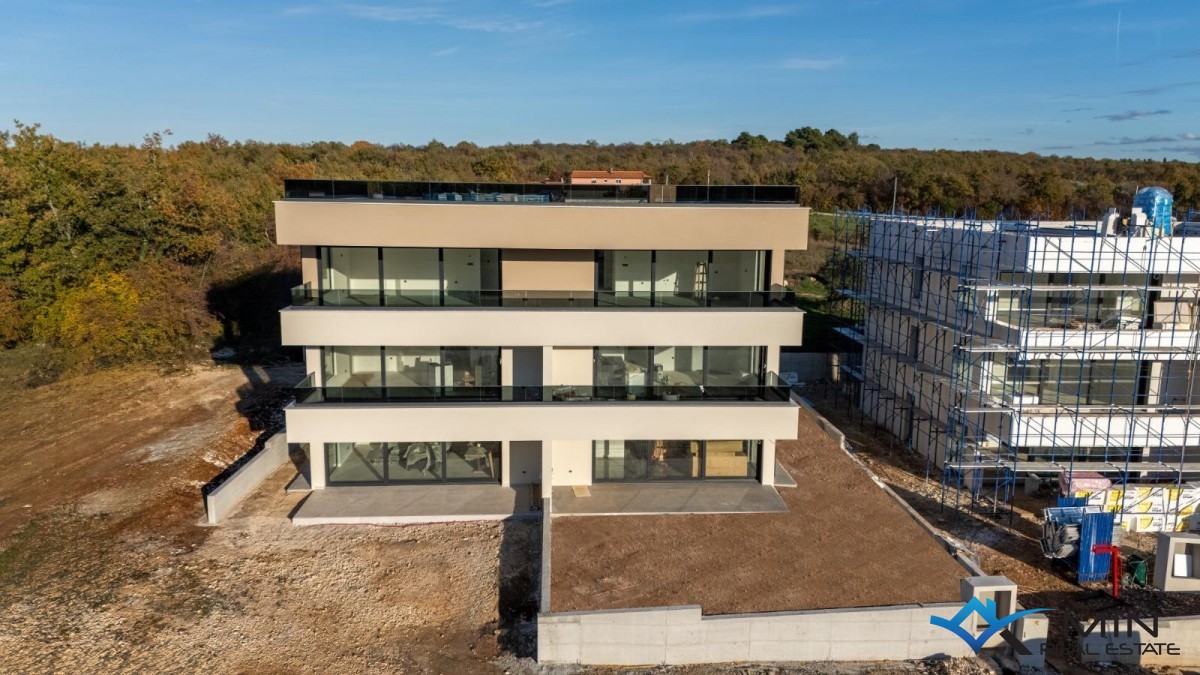 Grazioso attico con terrazza sul tetto nelle vicinanze di Parenzo