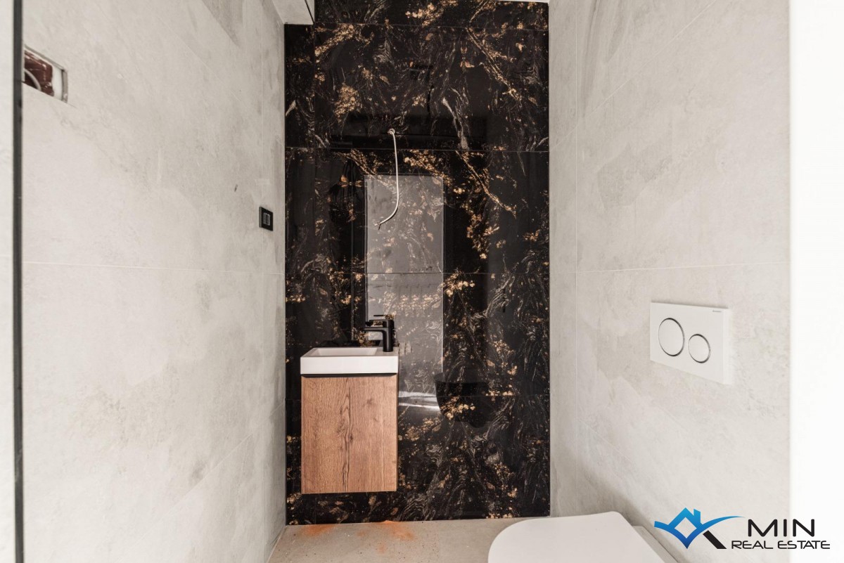 Grazioso attico con terrazza sul tetto nelle vicinanze di Parenzo