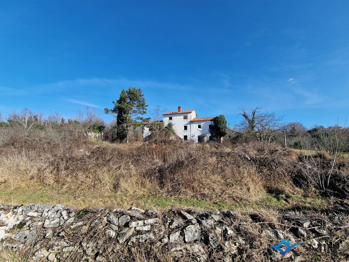 Casa in pietra istriana con ampio terreno a Portole