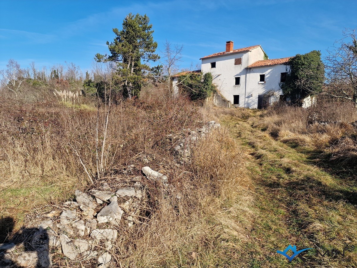 Casa in pietra istriana con ampio terreno a Portole