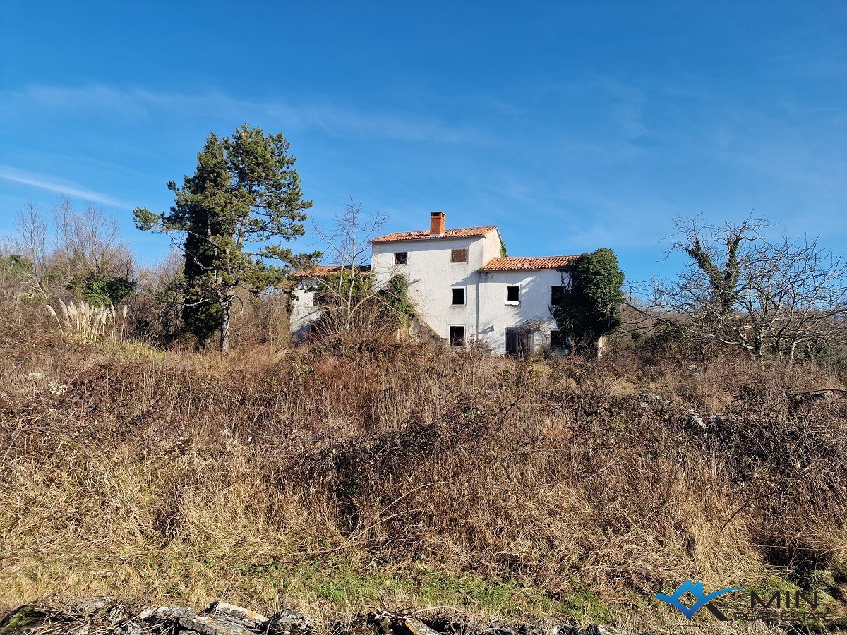 Casa in pietra istriana con ampio terreno a Portole