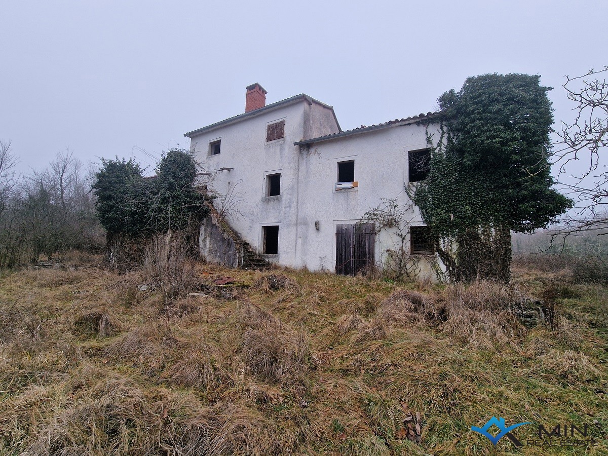 Casa in pietra istriana con ampio terreno a Portole