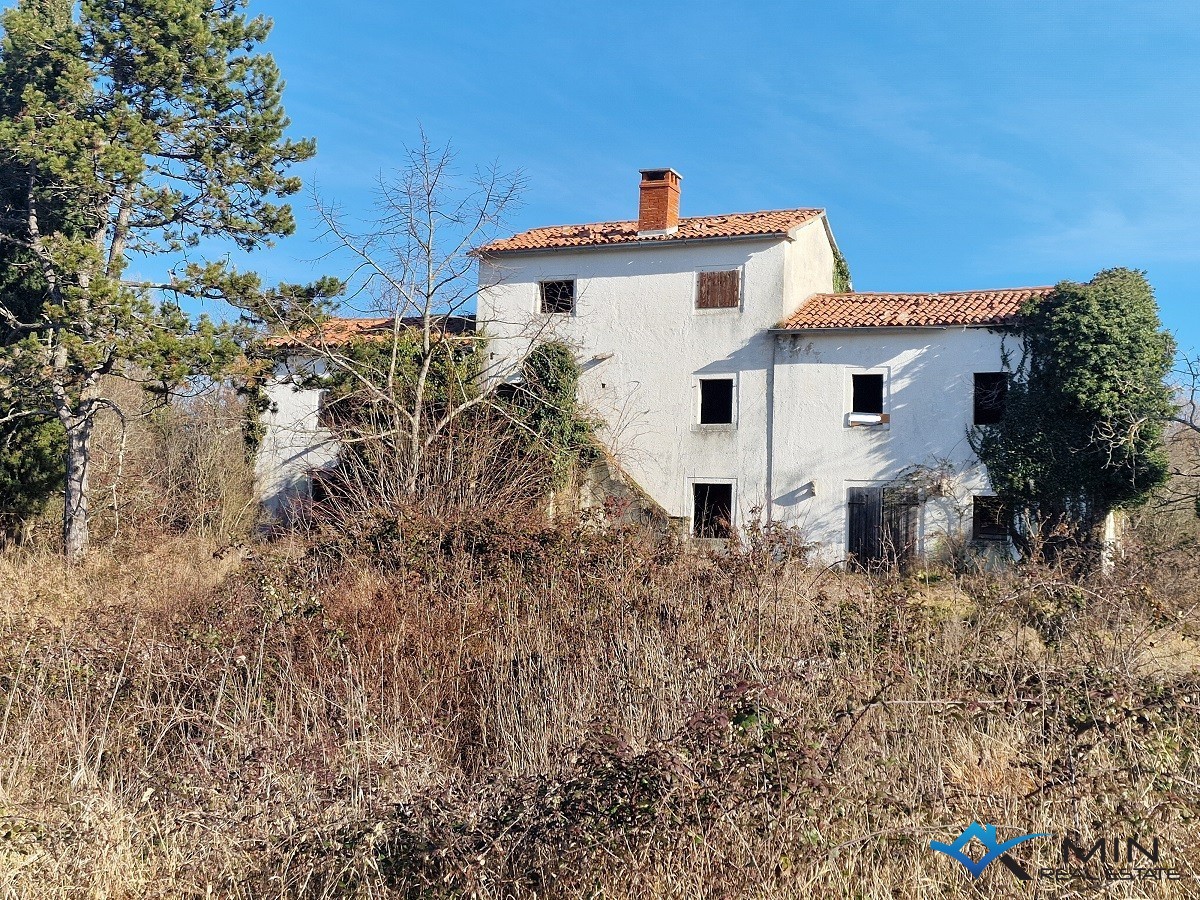Casa in pietra istriana con ampio terreno a Portole