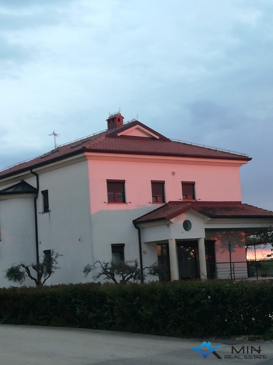 Casa con 5 appartamenti a Umago