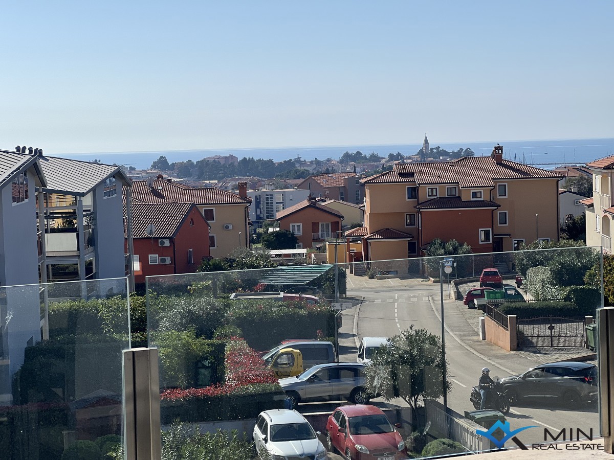 Attico lussuosamente arredato con vista mare a Cittanova