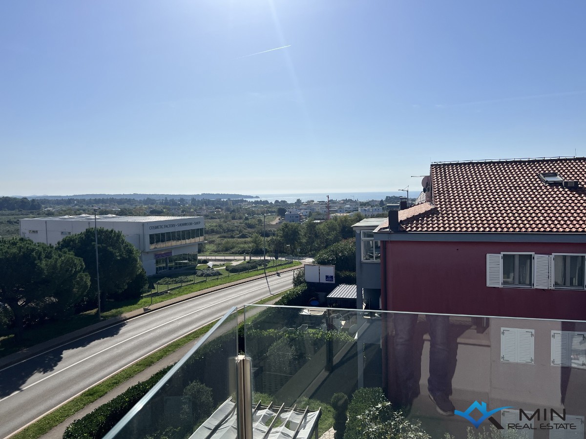 Attico lussuosamente arredato con vista mare a Cittanova