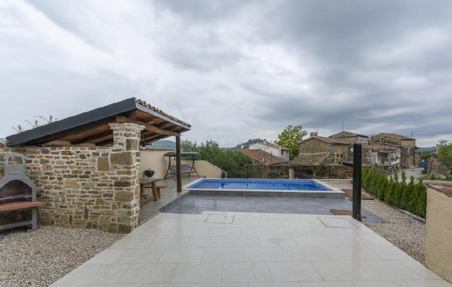 Casa in pietra ristrutturata con piscina - Montona