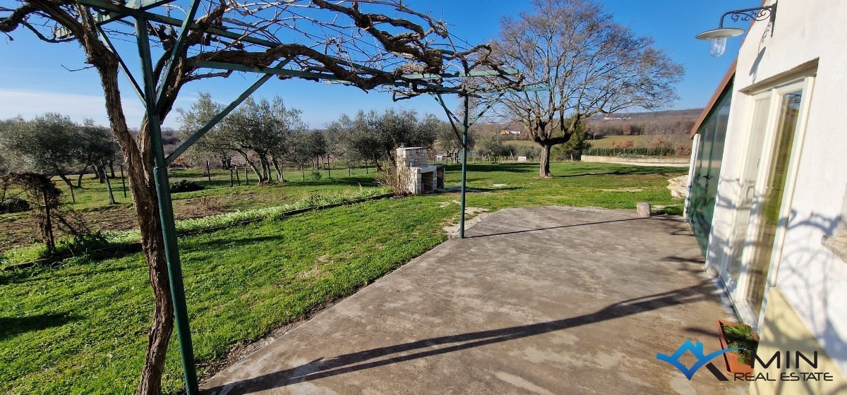 Una casa con un grande giardino nelle vicinanze di Umago  - Umago