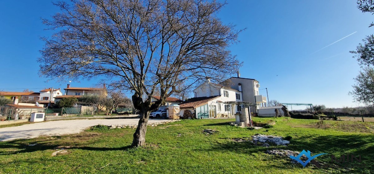 Una casa con un grande giardino nelle vicinanze di Umago  - Umago