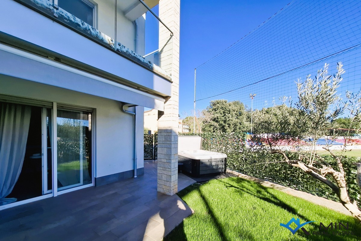 Appartamento con giardino, prima fila al mare a Cittanova