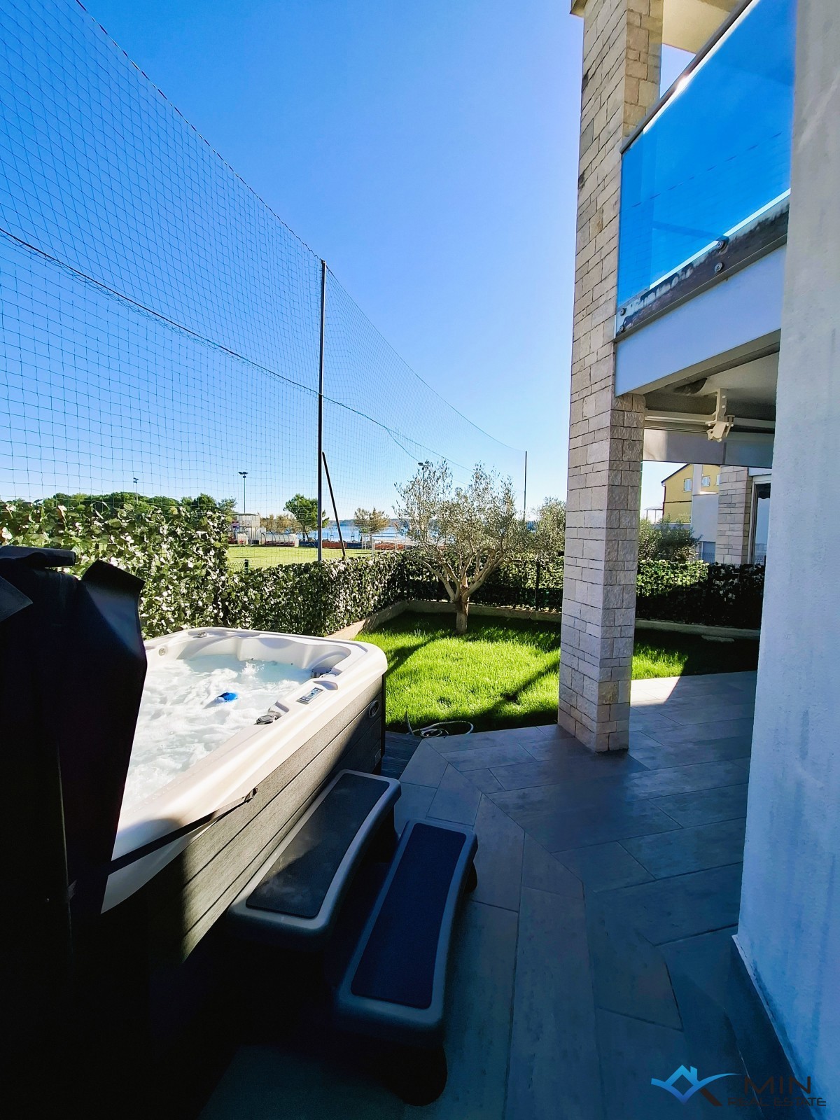 Appartamento con giardino, prima fila al mare a Cittanova