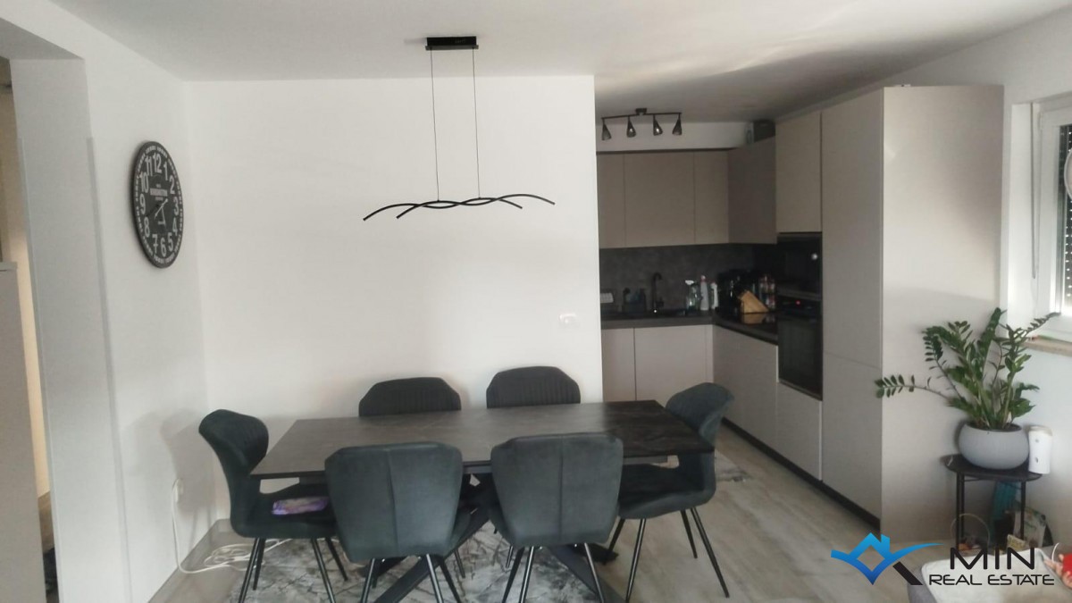 Confortevole appartamento con 3 camere da letto a Novigrad