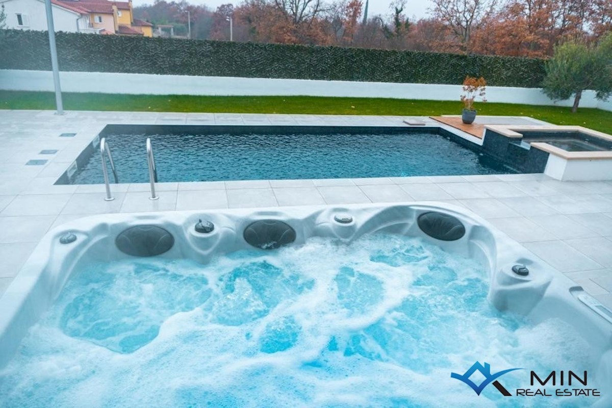 Bella villa con piscina e jacuzzi a Parenzo