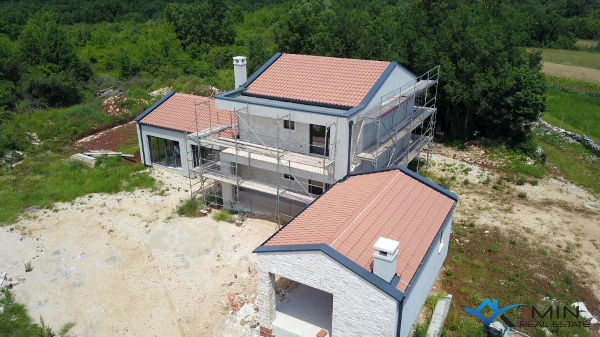 Una casa con piscina vicino a Grisignana