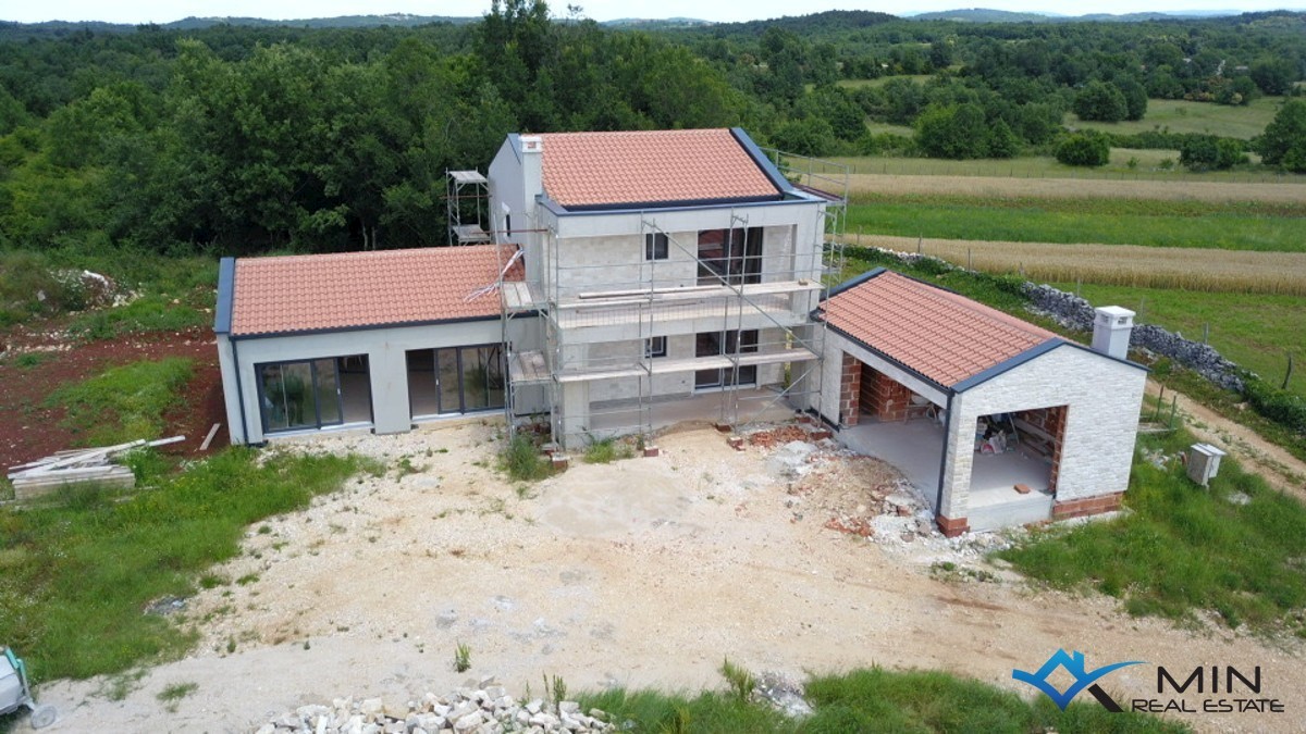 Una casa con piscina vicino a Grisignana