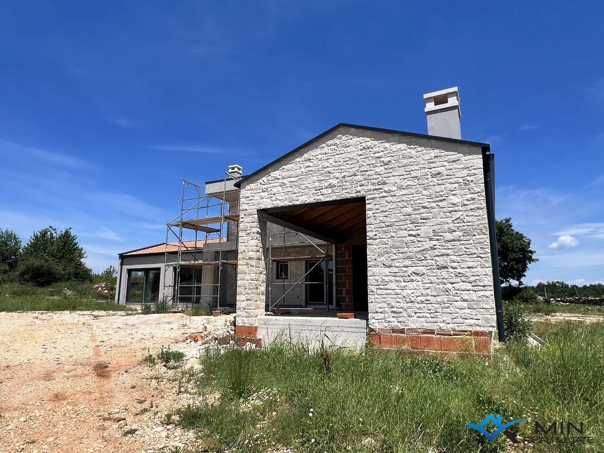 Una casa con piscina vicino a Grisignana