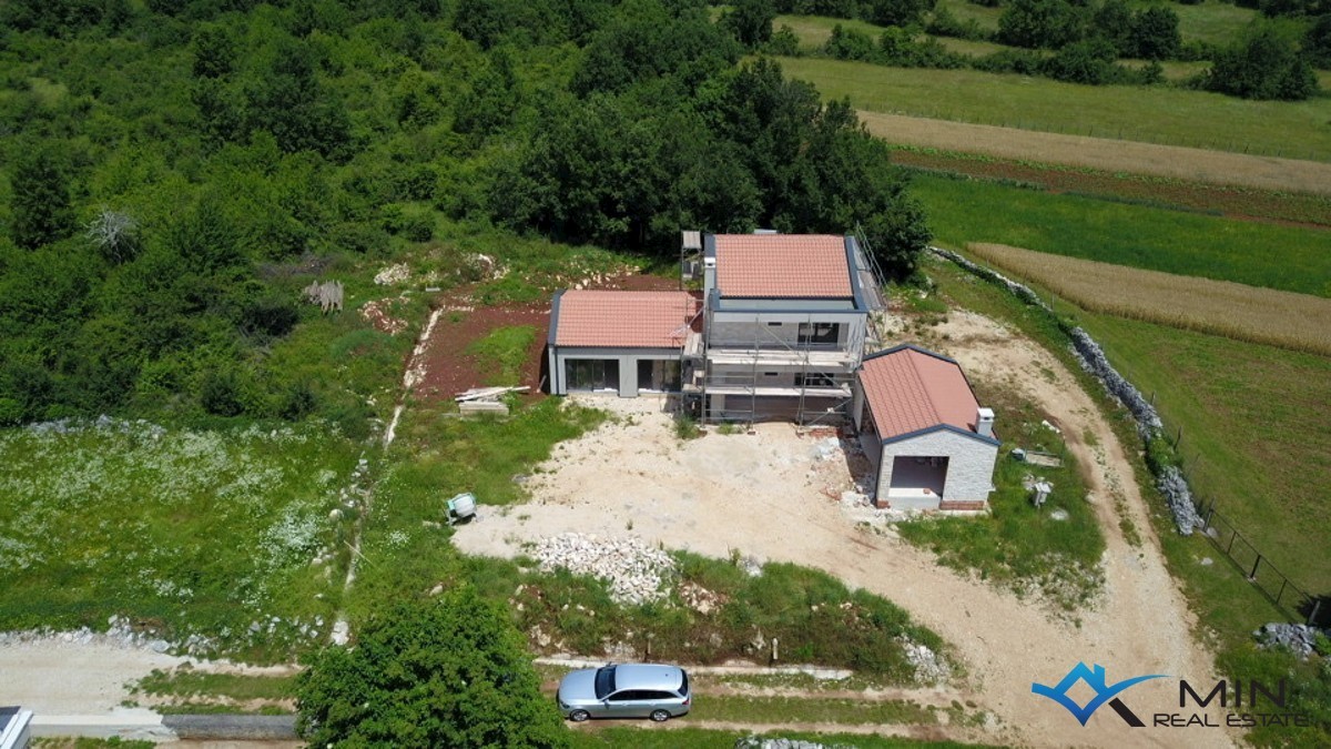 Una casa con piscina vicino a Grisignana