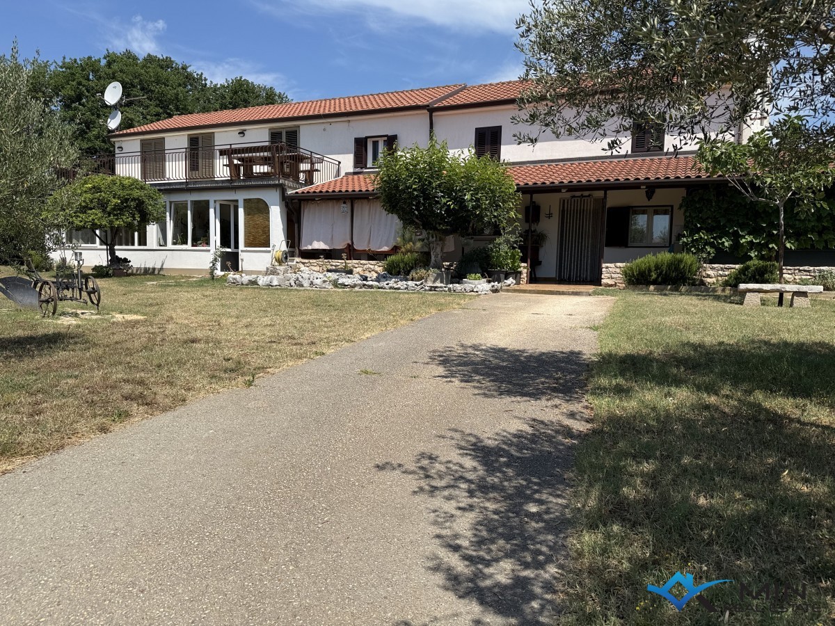 Casa in pietra con ampio giardino - Cittanova