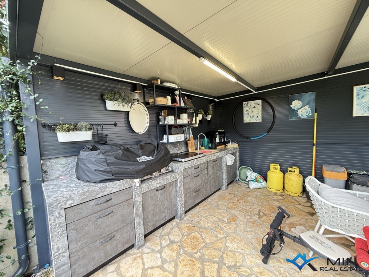 Appartamento con ampio giardino e jacuzzi a Novigrad