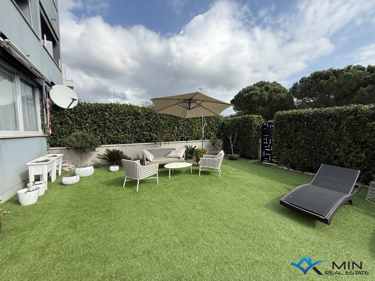 Appartamento con ampio giardino e jacuzzi a Novigrad