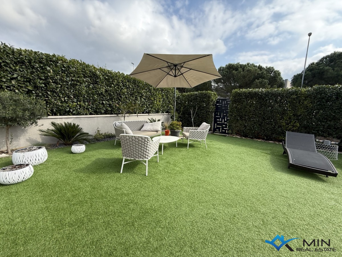 Appartamento con ampio giardino e jacuzzi a Novigrad