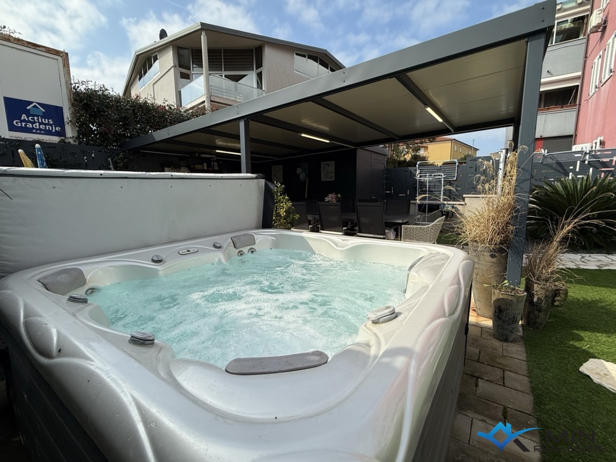 Appartamento con ampio giardino e jacuzzi a Novigrad