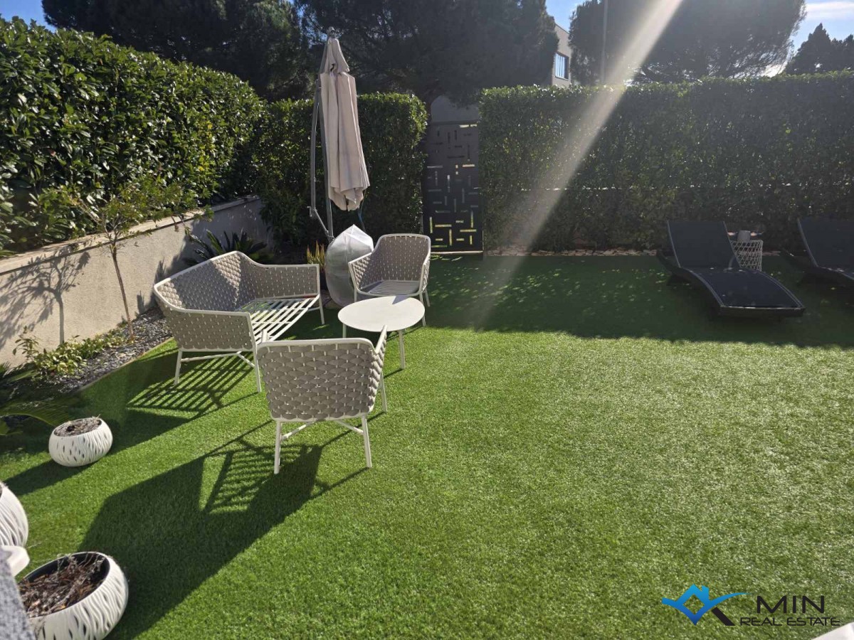 Appartamento con ampio giardino e jacuzzi a Novigrad