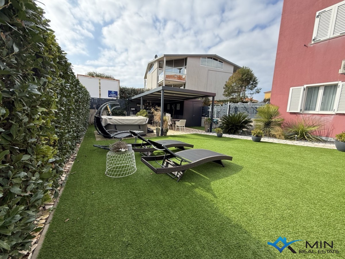 Appartamento con ampio giardino e jacuzzi a Novigrad