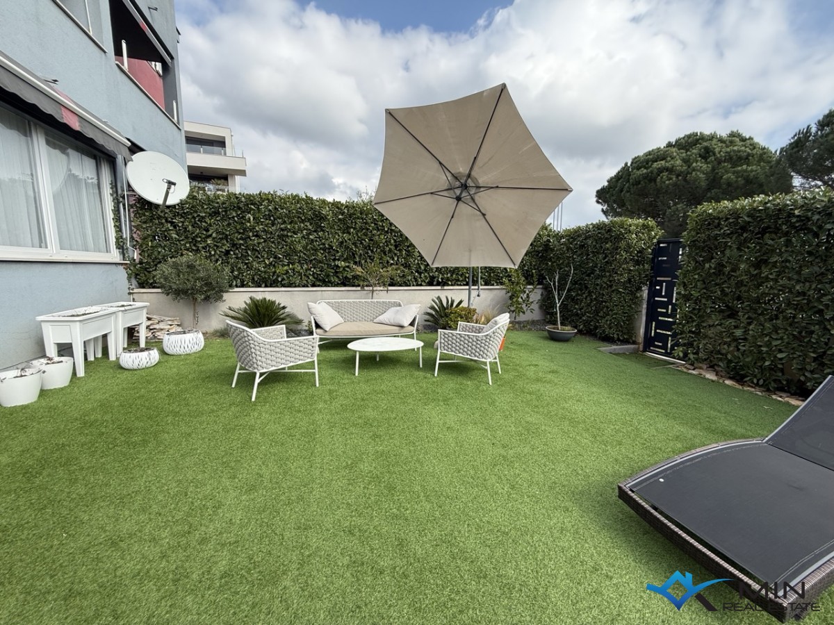 Appartamento con ampio giardino e jacuzzi a Novigrad