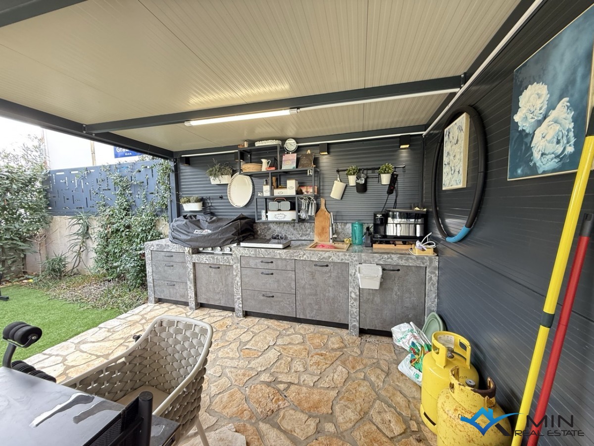 Appartamento con ampio giardino e jacuzzi a Novigrad