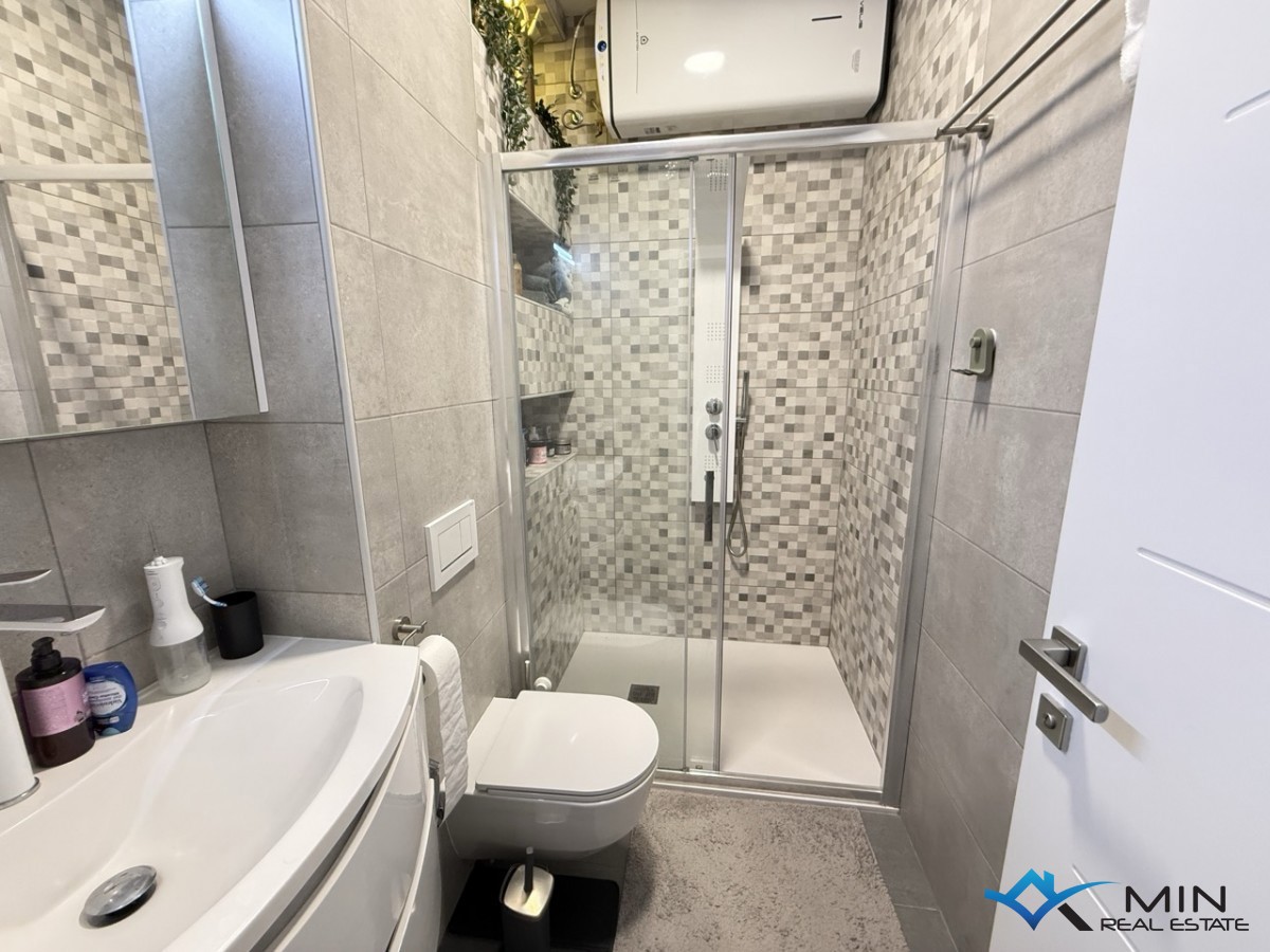 Appartamento con ampio giardino e jacuzzi a Novigrad