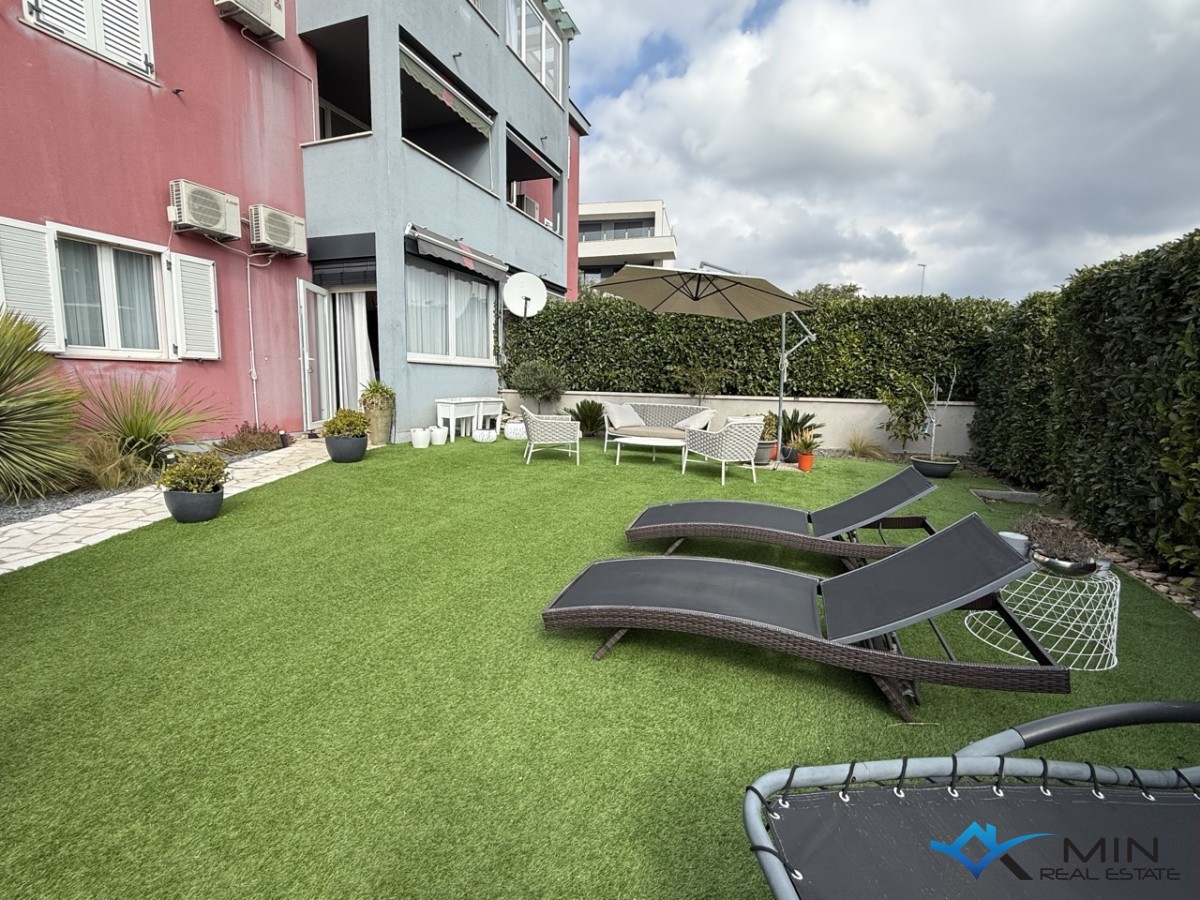 Appartamento con ampio giardino e jacuzzi a Novigrad